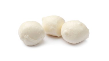 Üç lezzetli mozzarella peynirli topları beyaza izole edilmiş.