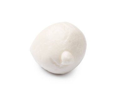 Lezzetli bir mozarella peyniri topu beyaza izole edilmiş.