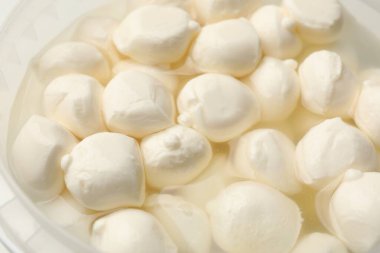 Arka plan olarak lezzetli mozzarella peynir topları, yakın plan
