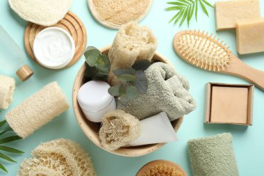 Açık mavi zemin üzerinde lif süngeri ve çiçek dekoru olan düz bir kompozisyon.