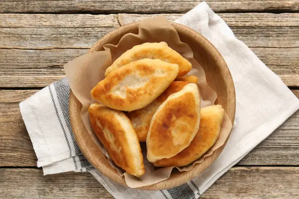 Ahşap masada nefis kızarmış pirinçler (doldurulmuş turtalar).