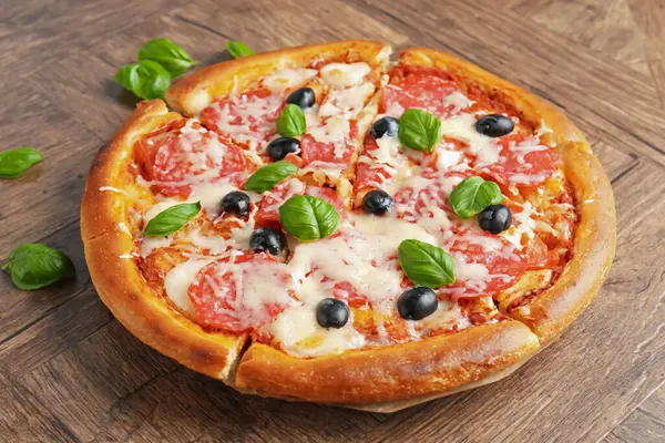 Salamlı, peynirli, fesleğenli ve zeytinli lezzetli pizza.