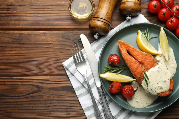 Deniz ürünleri. Sos, domates, biberiye ve limonla servis edilen lezzetli somon bifteği. Metin için boşluk