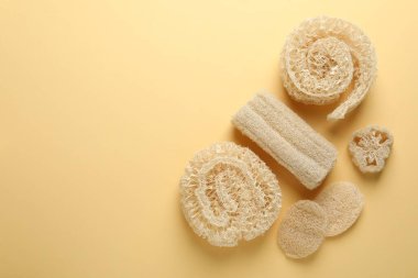 Bej arka planda doğal lif süngeri, düz. Metin için boşluk