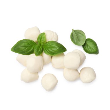 Lezzetli mozzarella peynirli toplar ve fesleğen beyaza izole edilmiş.