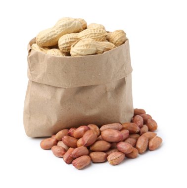 Taze fıstık ve kağıt poşet beyaz üzerine izole edilmiş.