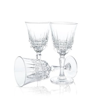 Beyaz üzerine izole edilmiş üç boş bardak.