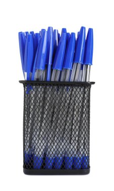 Birçok kalem beyaz üzerine izole edilmiş.