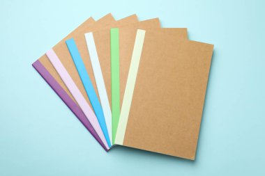 Açık mavi arkaplan üzerine birçok farklı metin kitabı, düz yatıyordu