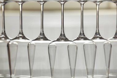 Bulanık arkaplanda boş bardaklar, yakın plan