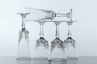 Ayna yüzeyinde pek çok temiz cam var.