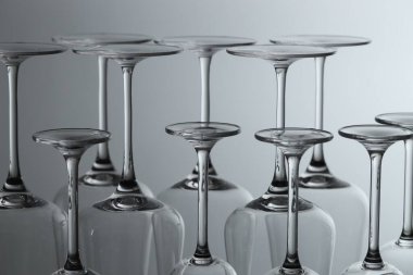 Açık gri arkaplanda temiz bardaklar, yakın plan.