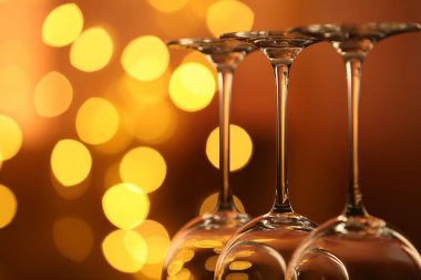 Bulanık ışıklara karşı birçok temiz bardak, yakın plan. Bokeh etkisi