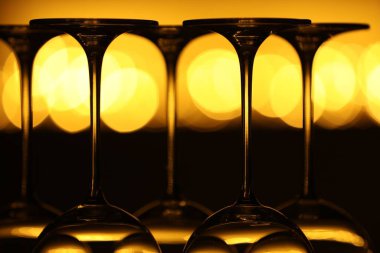 Bulanık ışıklara karşı birçok temiz bardak, yakın plan. Bokeh etkisi