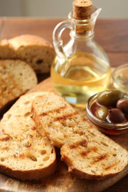 Masada yağlı ve zeytinli kızarmış ekmek, yakın plan.