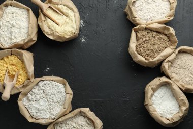 Siyah masada, kağıt torbalarda farklı tipte un var. Metin için boşluk