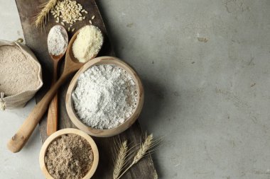 Açık gri masadaki farklı tipte un, düz. Metin için boşluk