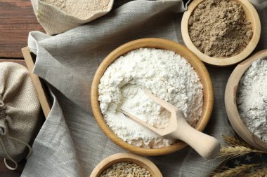 Tahta masadaki kaselerdeki farklı un türleri, düz uzanmış.