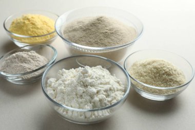 Beyaz arkaplanda farklı un türleri, yakın plan