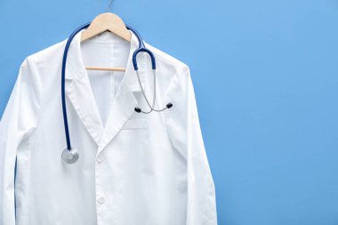 Mavi arka planda steteskoplu doktor ceketi. Metin için boşluk