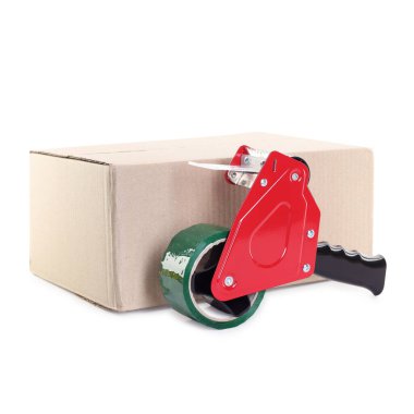 Karton kutunun üzerinde beyaz arkaplana karşı yapıştırıcı bantlı dağıtıcı