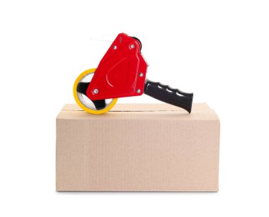 Karton kutunun üzerinde beyaz arkaplana karşı yapıştırıcı bantlı dağıtıcı