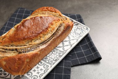 Gri masada lezzetli muzlu ekmek, yakın plan.