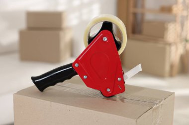 Kapalı alandaki karton kutuda yapıştırıcı bantlı şeker kutusu.