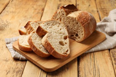 Tahta masadaki taze ekmek parçaları, yakın plan.