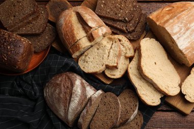 Tahta masada farklı taze ekmek türleri, düz yatıyordu.