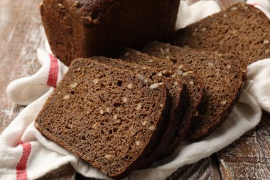 Tahta masadaki taze ekmek parçaları, yakın plan.