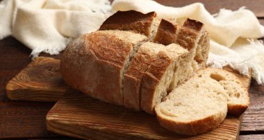 Tahta masadaki taze ekmek parçaları, yakın plan.