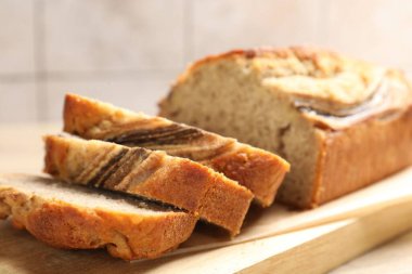 Masanın üzerinde muz ekmeği parçaları, yakın plan.