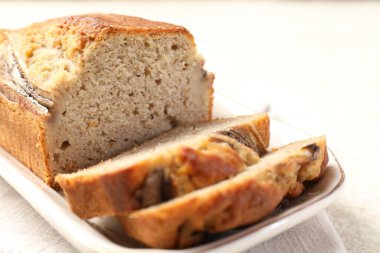 Masanın üzerinde muz ekmeği parçaları, yakın plan.