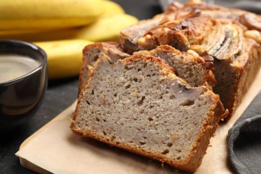 Muzlu ekmeği fındıklı kes ve siyah masaya kahve koy, yakın plan.