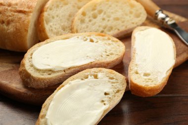 Tahta masada tereyağlı ekmek parçaları, yakın plan.
