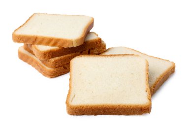 Taze ekmek parçaları beyaza izole edilmiş.