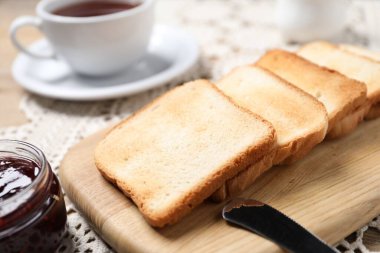 Lezzetli kızarmış ekmek ve reçel dilimleri masada, yakın plan.