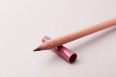 Hafif arka planda güzel bir dudak kalemi, yakın plan. Metin için boşluk