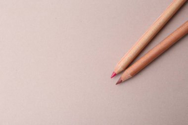 Arka planda iki dudak kalemi, üst manzara. Metin için boşluk