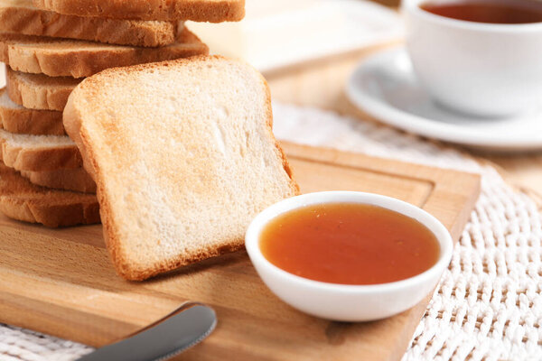 Кусочки вкусного жареного хлеба и джема на столе, крупным планом