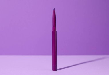 Mor arka planda bir göz kalemi, yakın plan.