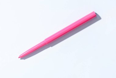 Beyaz arka planda bir göz kalemi, üst görünüm