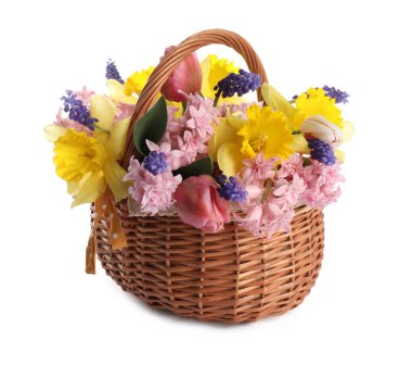 Beyaz sepetteki güzel renkli çiçekler.