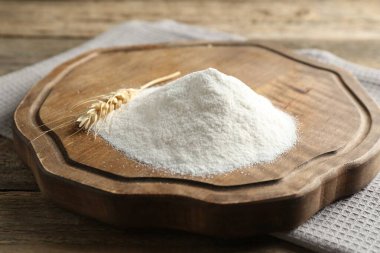 Tahta masaya buğday unu ve çivi, yakın plan.