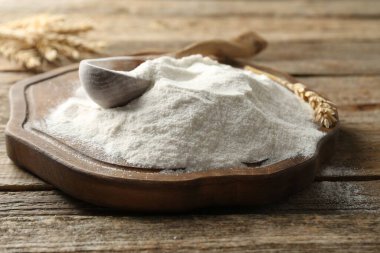 Buğday unu, dikenler ve kaşık tahtada, yakın plan.