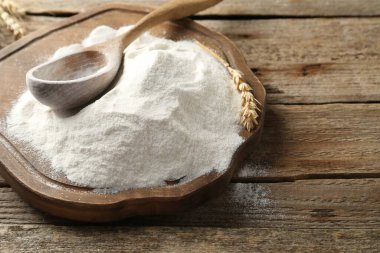 Buğday unu, çivi ve kaşık tahtada, yakın plan.