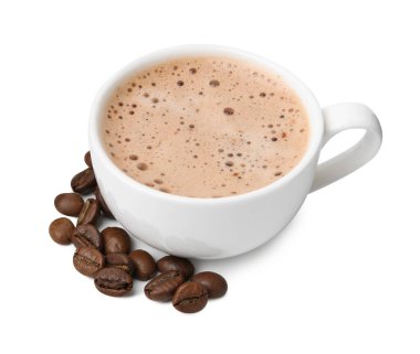 Fincanda Aromatik kahve ve beyaz üzerine izole edilmiş fasulye.