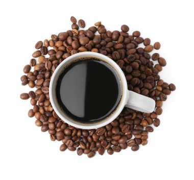 Bardakta Aromatik kahve ve beyaz üzerine izole fasulye yığını.