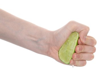 Beyaz arka planda limon sıkan kadın, yakın plan.